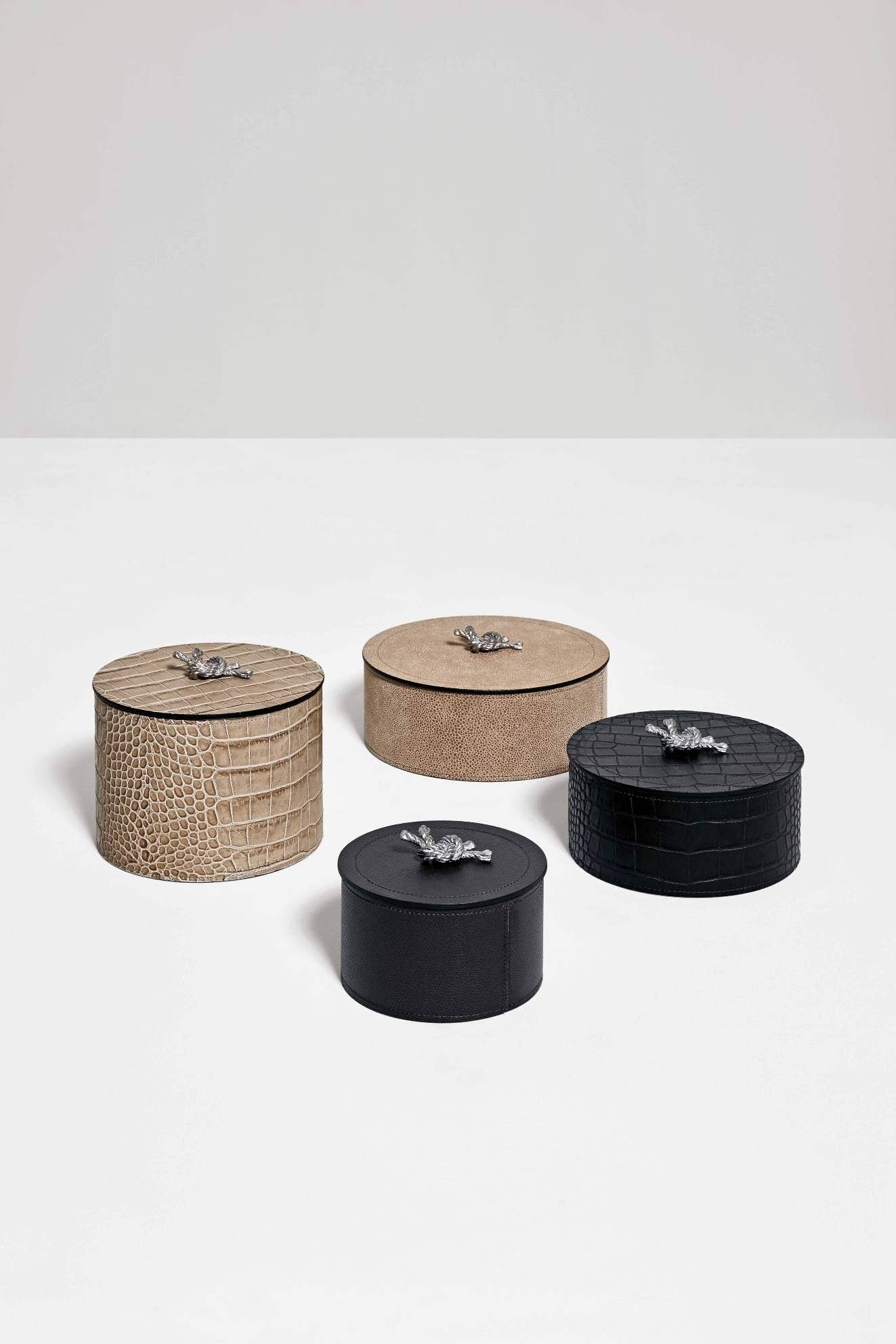 Thalia Trinket Box by Pinetti | Handmade in leather | Metal decorative element plated in 24k gold or silver polished | Home Decor Accessories | 2Jour Concierge, your luxury lifestyle shop