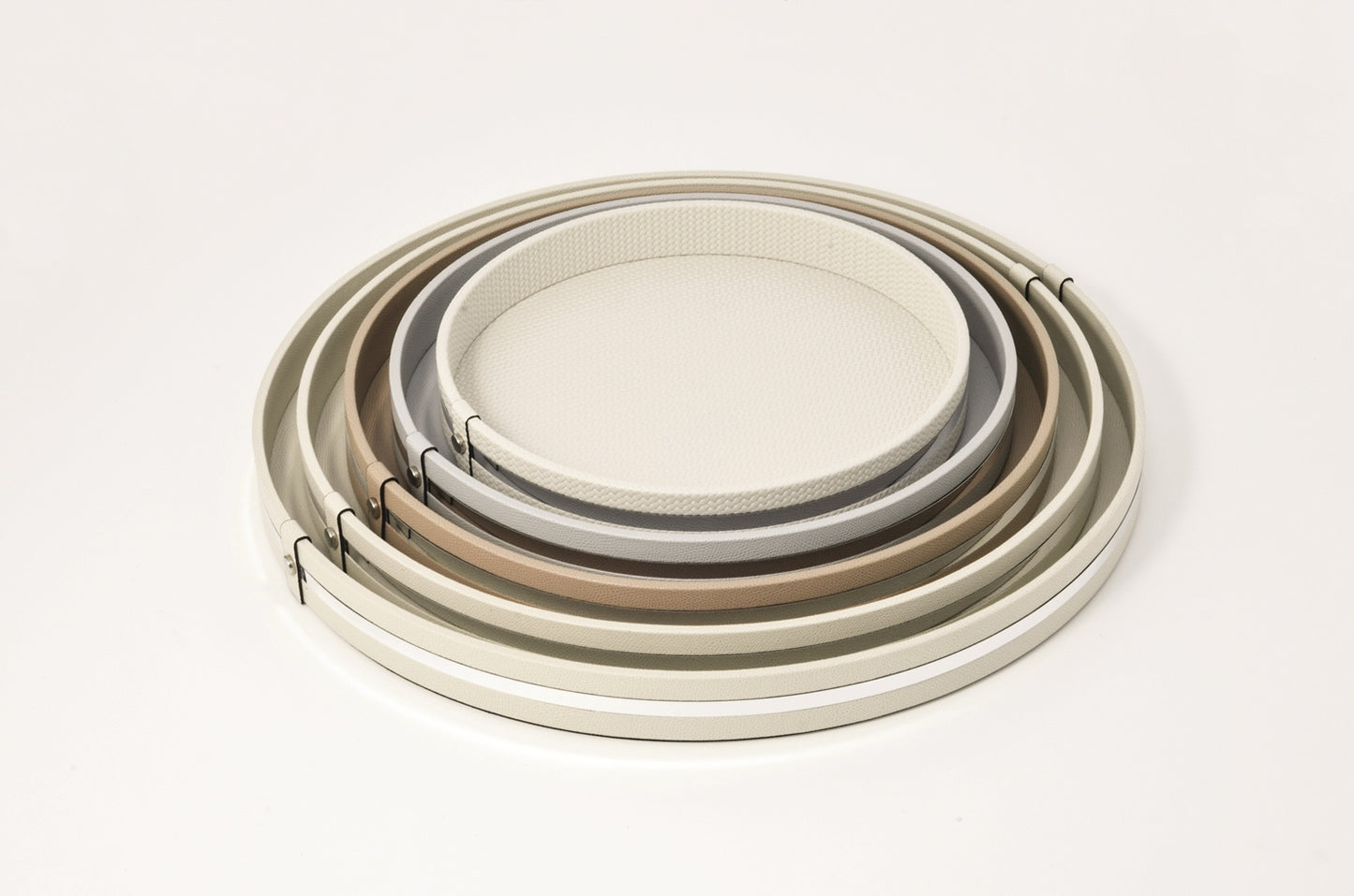 Pinetti Venere Round Leather-Covered Wood Tray With Chromed Frame | Tray with wood base covered in leather | Features a non-slip base and chromed frame | Explore Luxury Lifestyle Accessories at 2Jour Concierge, #1 luxury high-end gift & lifestyle shop