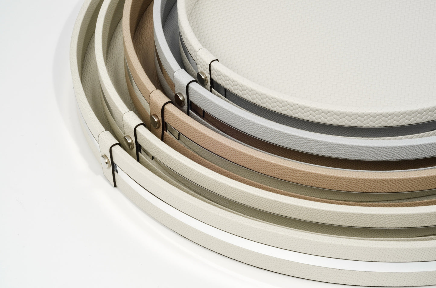 Pinetti Venere Round Leather-Covered Wood Tray With Chromed Frame | Tray with wood base covered in leather | Features a non-slip base and chromed frame | Explore Luxury Lifestyle Accessories at 2Jour Concierge, #1 luxury high-end gift & lifestyle shop