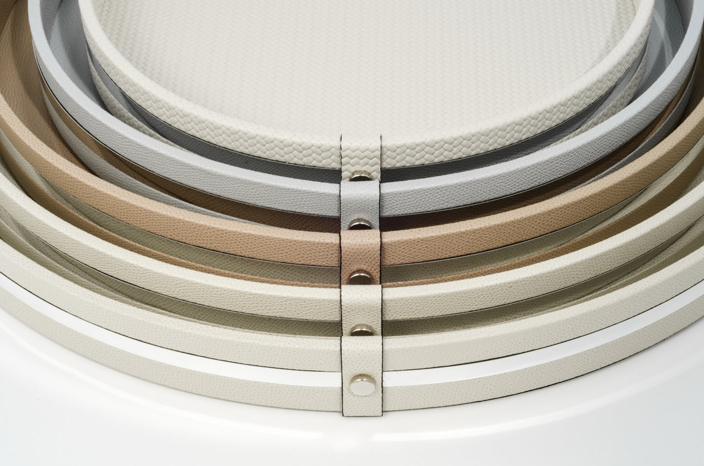 Pinetti Venere Round Leather-Covered Wood Tray With Chromed Frame | Tray with wood base covered in leather | Features a non-slip base and chromed frame | Explore Luxury Lifestyle Accessories at 2Jour Concierge, #1 luxury high-end gift & lifestyle shop