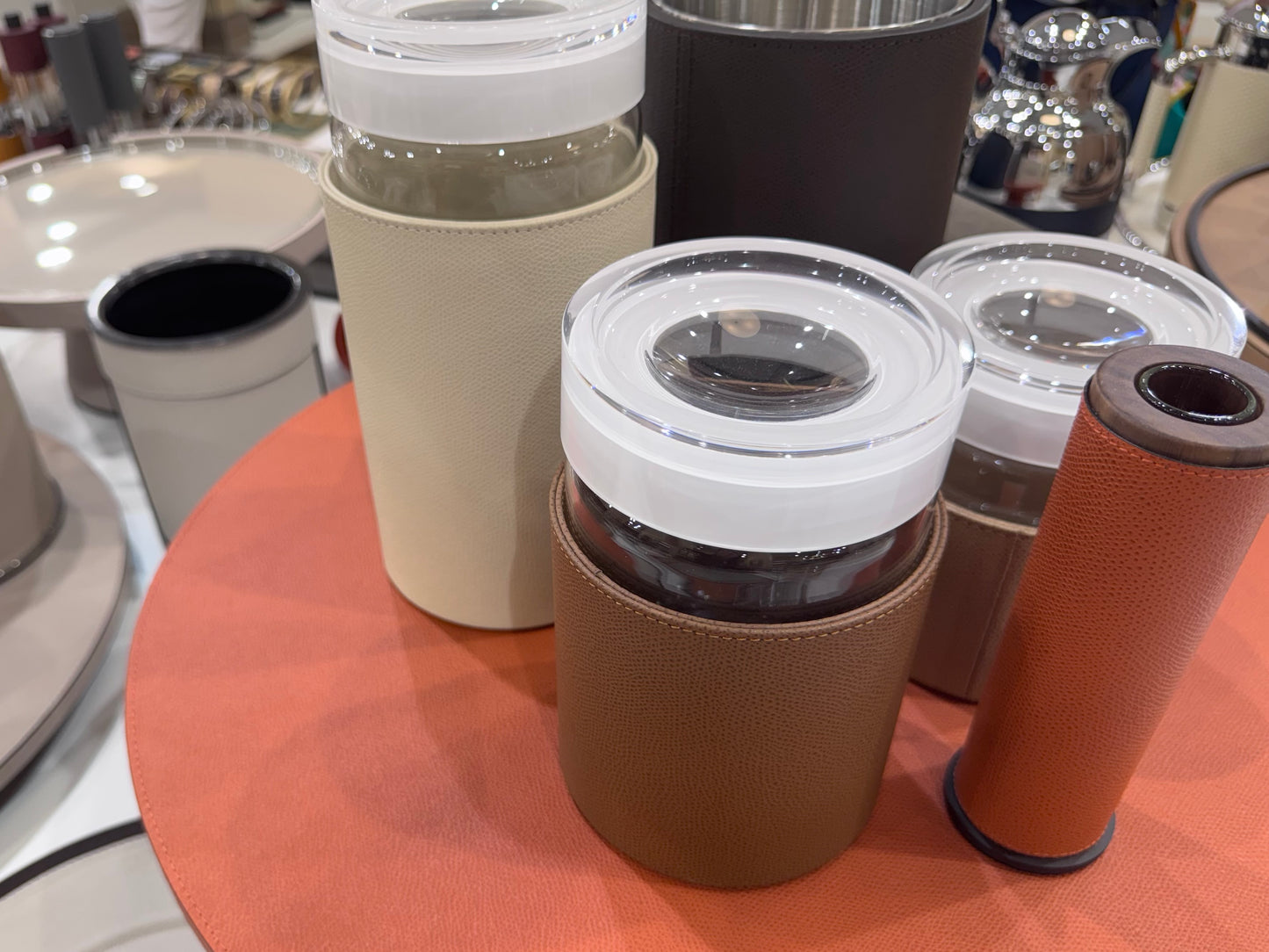 Luftdichtes Einmachglas aus dem Elsass: Korpus aus lederbezogenem Glas mit zweifarbigem Kunststoffdeckel