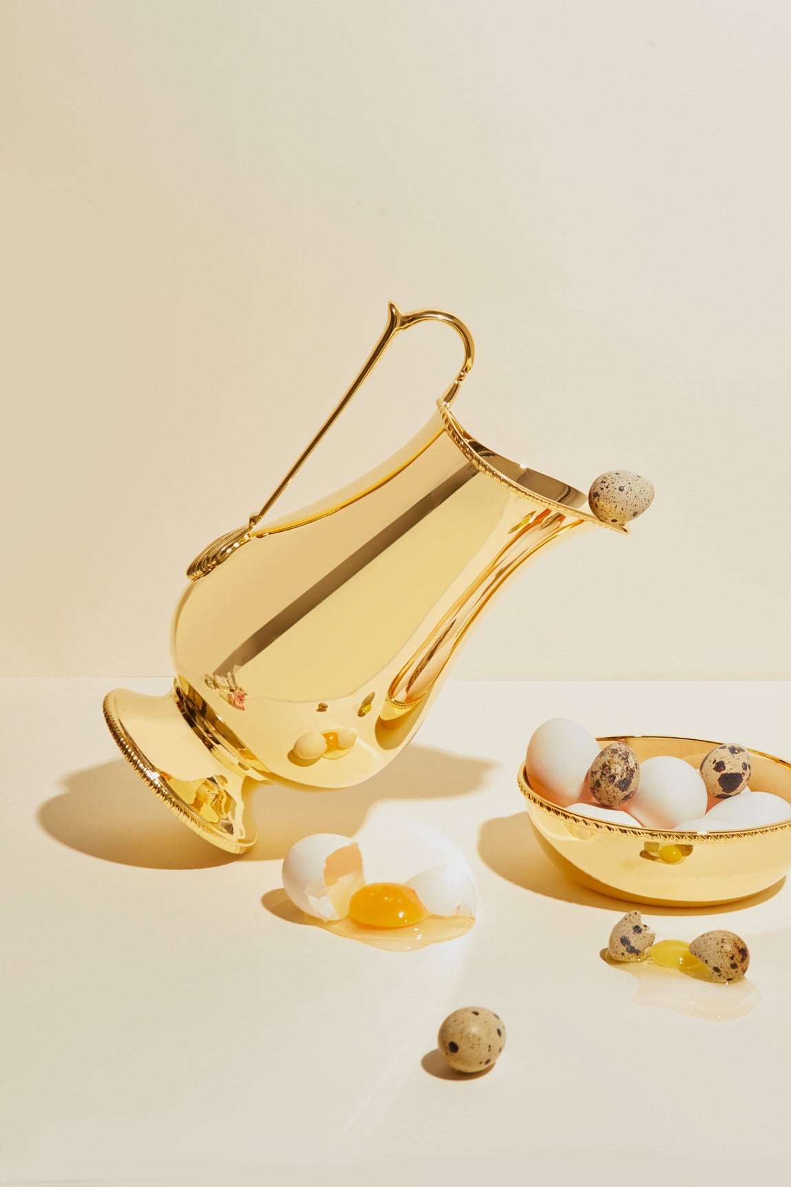 Zanetto Regina Anna | Jug: Gold-plated metal with smooth, shiny finish, fitted with cap and up to 2.50 L capacity, ideal for serving chilled beverages | Tableware & Drinkware / Pitchers | 2Jour Concierge, your luxury lifestyle shop