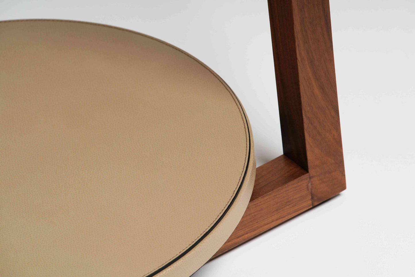 Achille Walnut Wood Clothes Valet Stand With Leather-Covered Tray & Brass Elements by Pinetti | Valet stand crafted with canaletto walnut wood | Features a leather tray and base with satin brass elements | Hangers not included