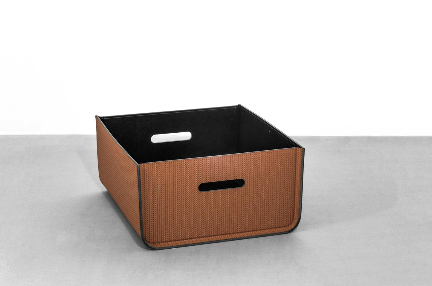 Atena Regenerated Leather Storage Box | Boxes with or without lid | Made with eco-friendly, washable, and resistant material | Suitable also for outdoor use | Find it now at 2Jour Concierge, #1 luxury high-end gift & lifestyle shop