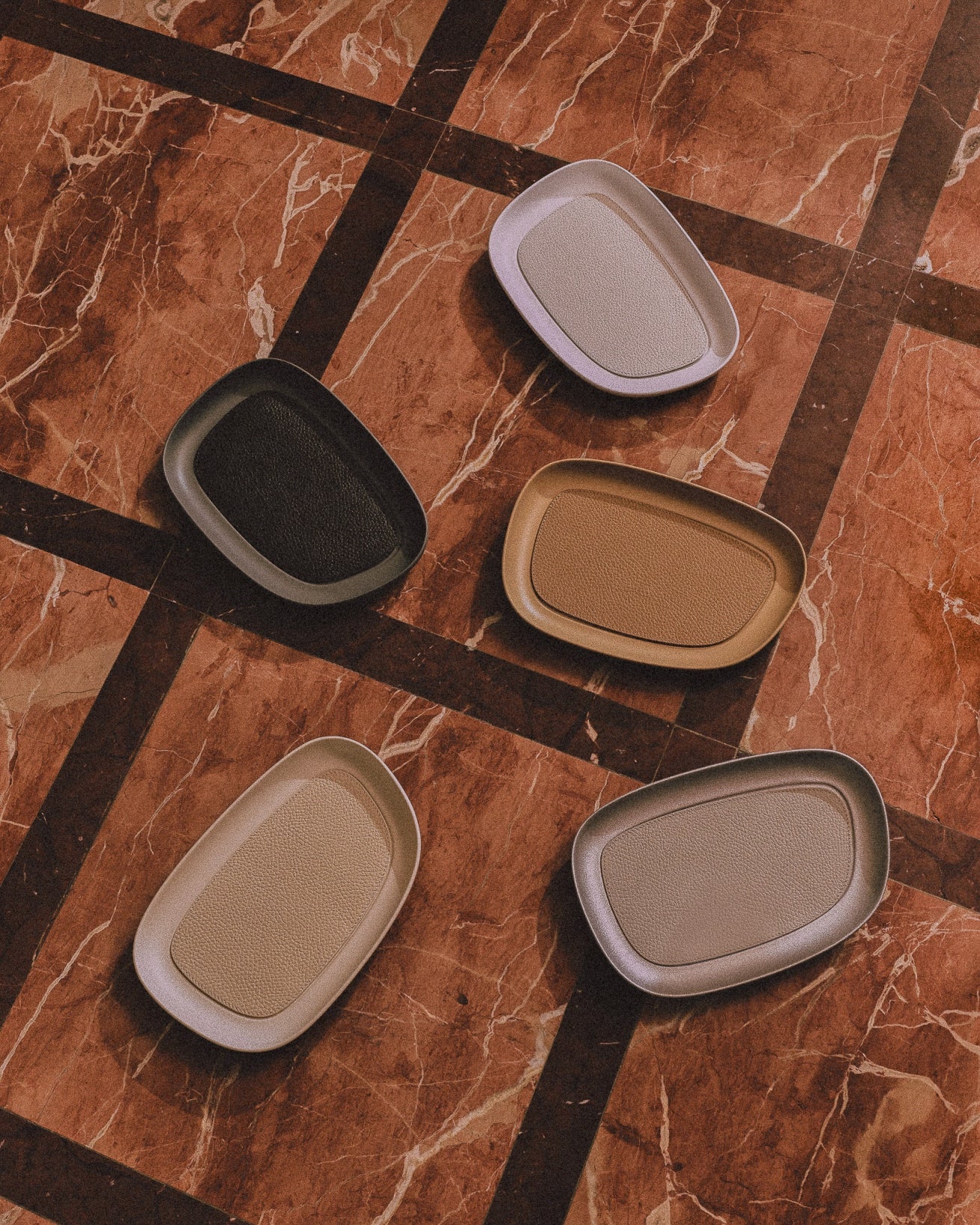 Giobagnara x Kelly Wearstler Maris Cast Aluminium Stacking Tray Rectangular
Sandblasted aluminium trays with removable leather inlay and a non-slip waterproof rubber base. | Sleek and durable | Home Accessories | 2Jour Concierge, your luxury lifestyle shop