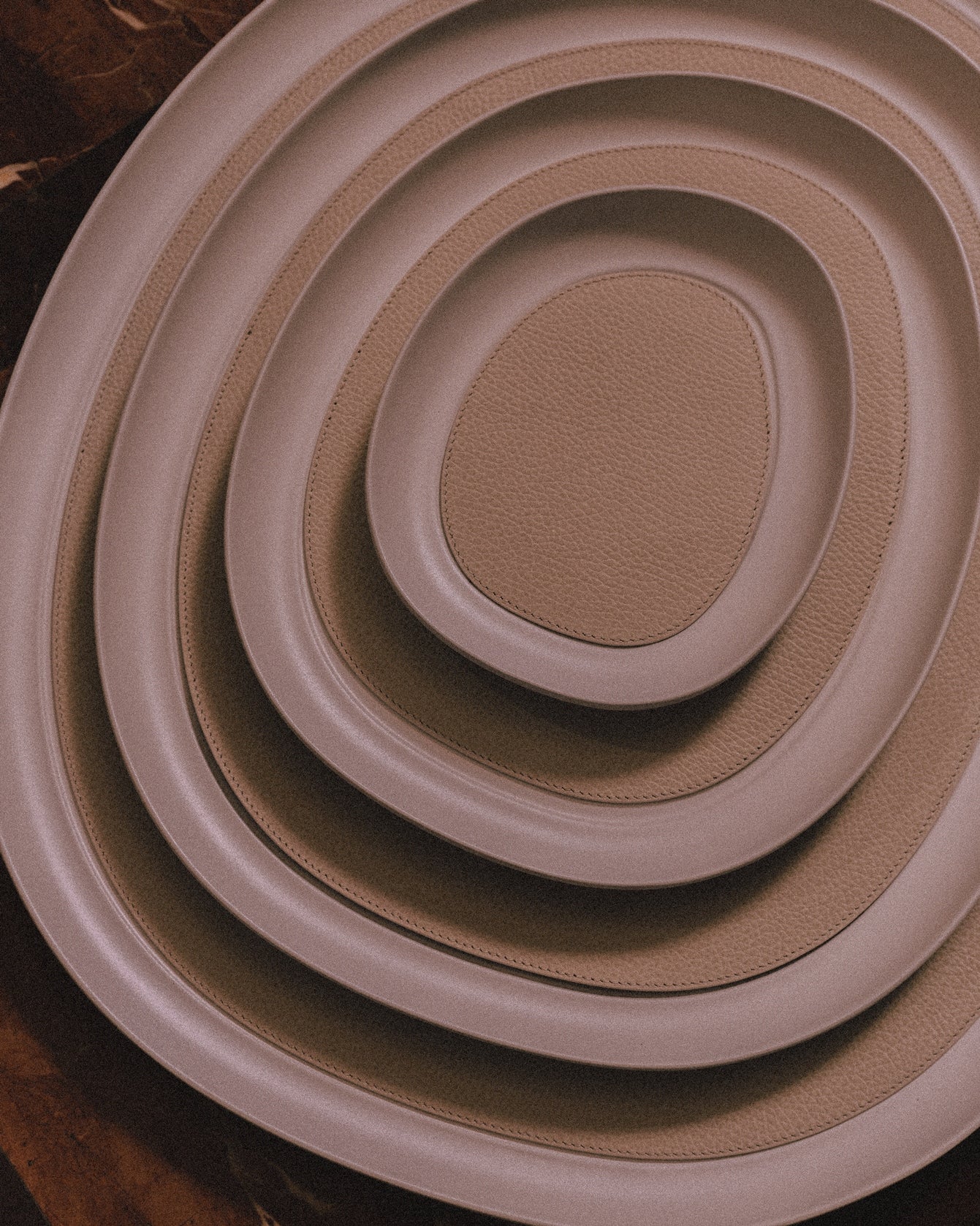 Giobagnara x Kelly Wearstler Maris Cast Aluminium Stacking Tray Round
Round sandblasted aluminium trays featuring a removable leather inlay and non-slip waterproof rubber base. | Modern and practical | Home Accessories | 2Jour Concierge, your luxury lifestyle shop