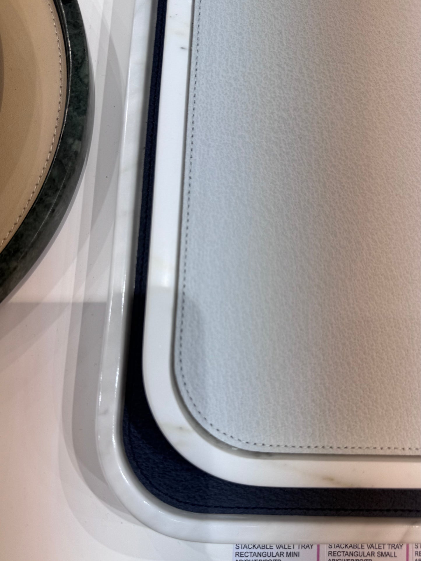 Plateau de rangement empilable Polo Marmo en marbre avec insert en cuir et fond en daim, format mini rectangulaire