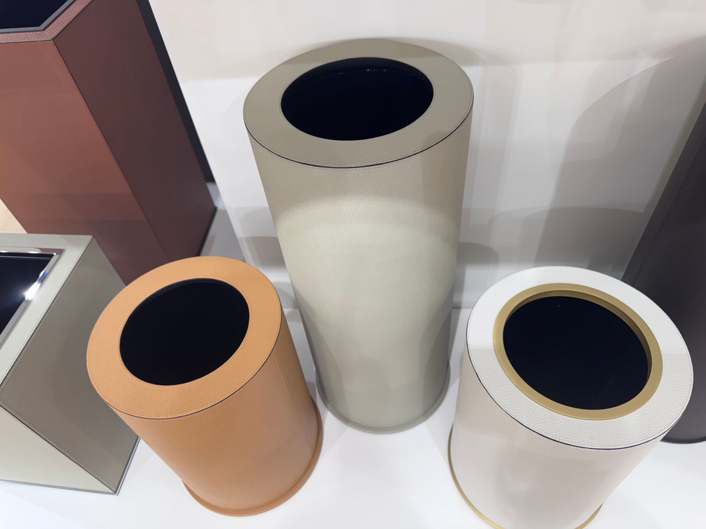 Poubelle à double paroi en bois et métal recouverte de cuir Positano