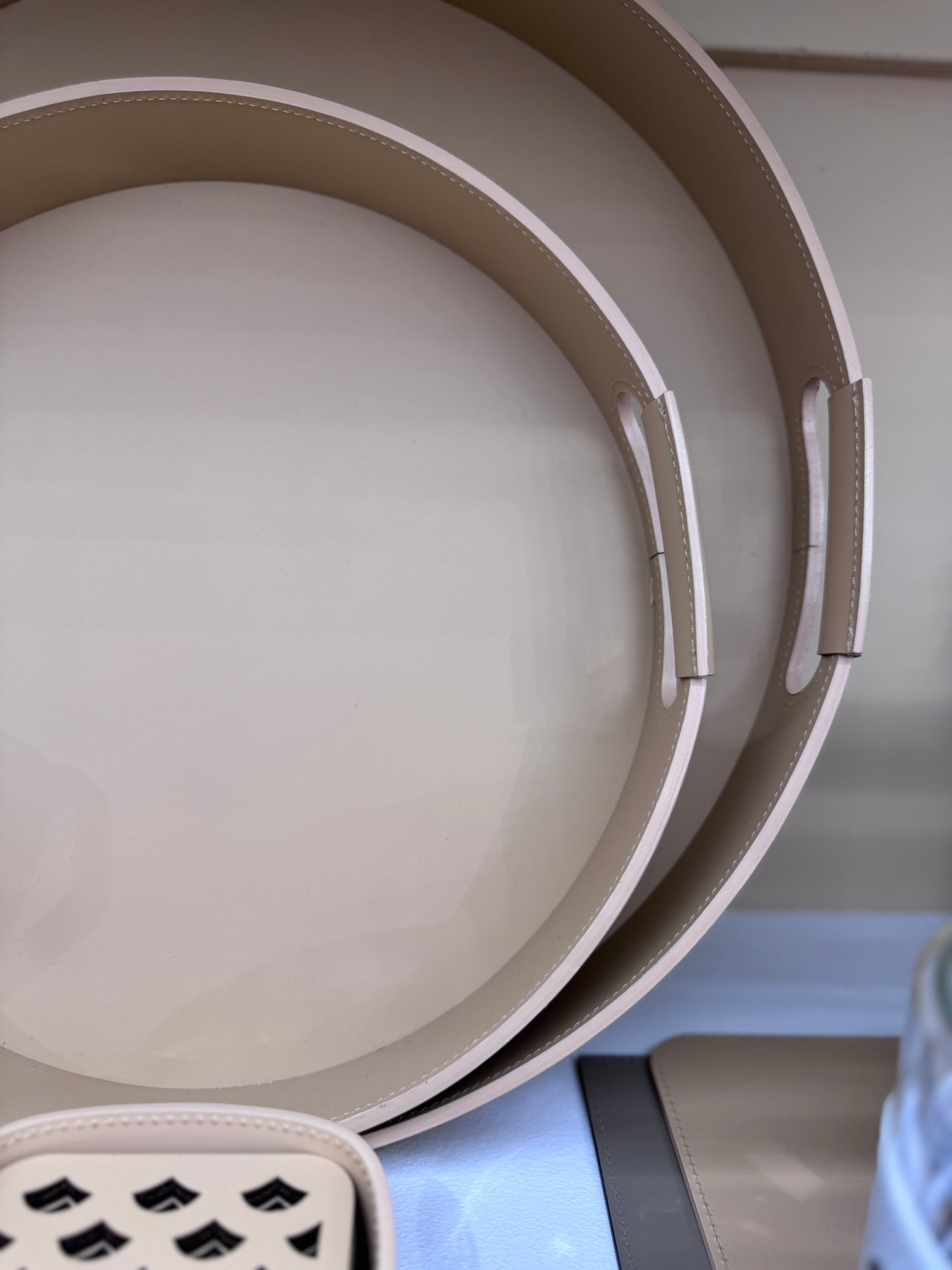 Ginepro Regenerated Leather Tray, Round with Cutout Handles