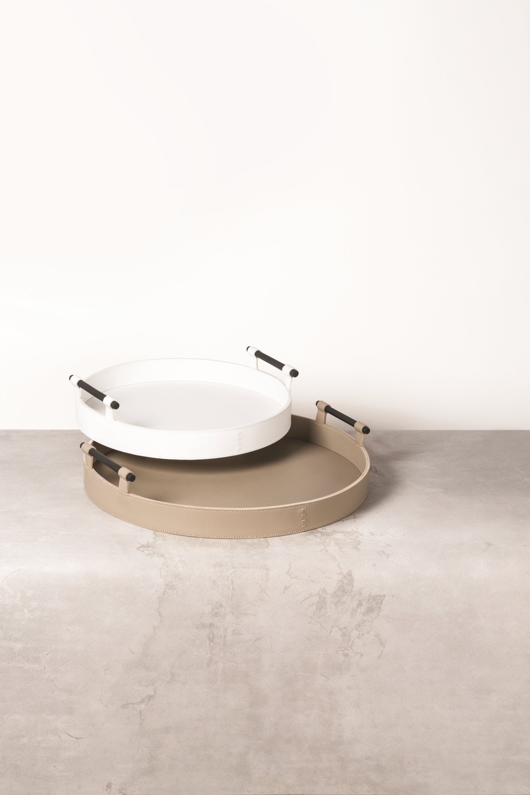 Rabitti 1969 Portofino Round Saddle Leather Tray with Bronze Handles | Elegant and Functional Tray | Crafted with High-Quality Saddle Leather | Bronze Handles for a Touch of Luxury | Explore a Range of Luxury Home Accessories at 2Jour Concierge, #1 luxury high-end gift & lifestyle shop