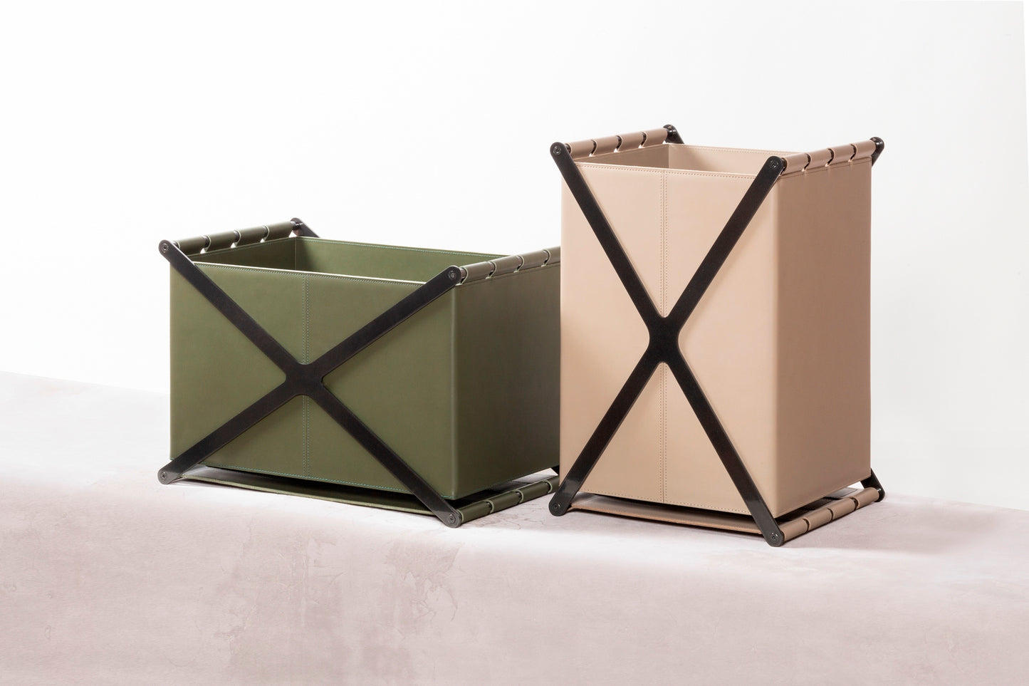 Rabitti 1969 Edinburgh Saddle Leather Dark-Stained Metal Storage Basket | Elegant and Functional Storage Solution | Crafted with High-Quality Saddle Leather and Dark-Stained Metal | Explore a Range of Luxury Home Accessories at 2Jour Concierge, #1 luxury high-end gift & lifestyle shop