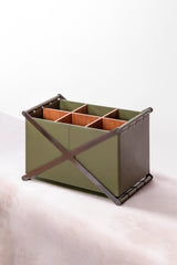 Aufbewahrungskorb aus dunkel gebeiztem Metall mit Sattellederbezug und Trennwänden aus Walnussholz (Edinburgh)