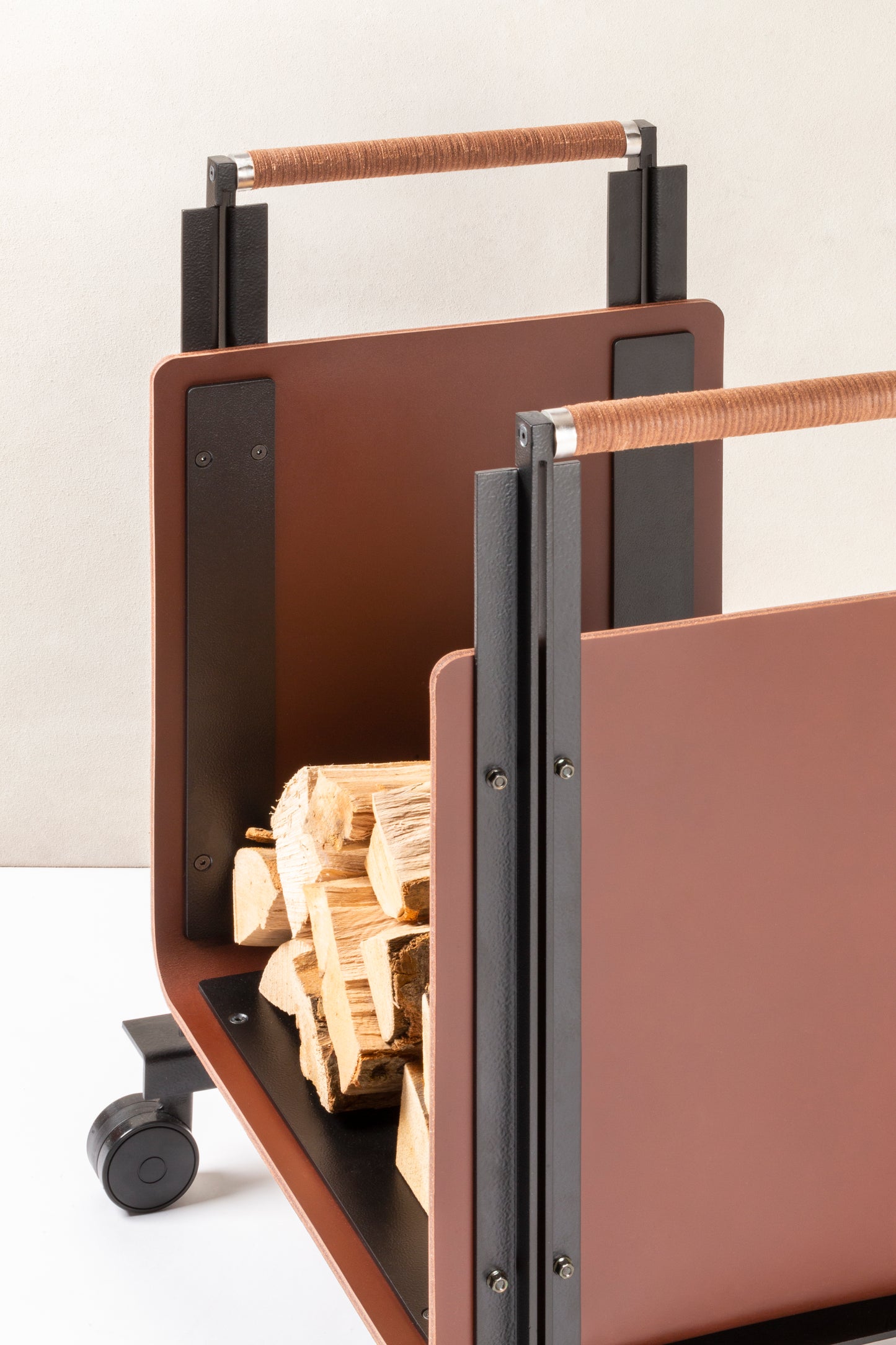 Rabitti 1969 Bormio Leather Firewood Carrier with Handles | Stylish Fireplace Accessories, Durable Leather Construction & Convenient Handling | 2Jour Concierge, #1 luxury high-end gift & lifestyle shop