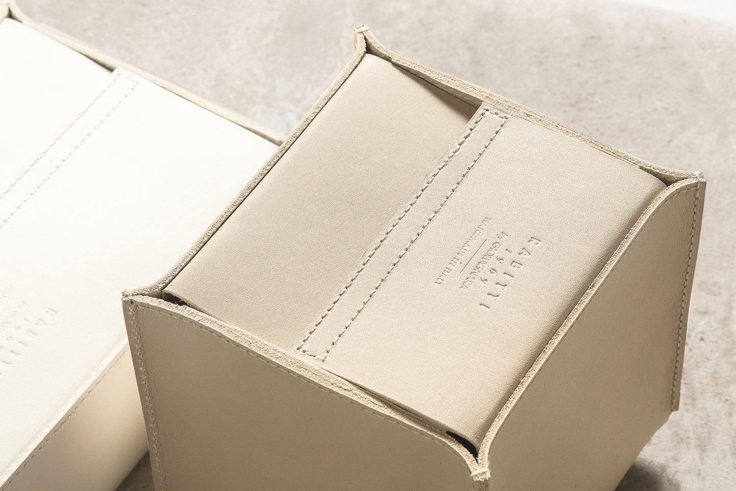 Rabitti 1969 Amsterdam Saddle Leather Tissue Holder | Classic and Functional Design | Perfect for Home Decor | Explore a Range of Luxury Home Accessories at 2Jour Concierge, #1 luxury high-end gift & lifestyle shop