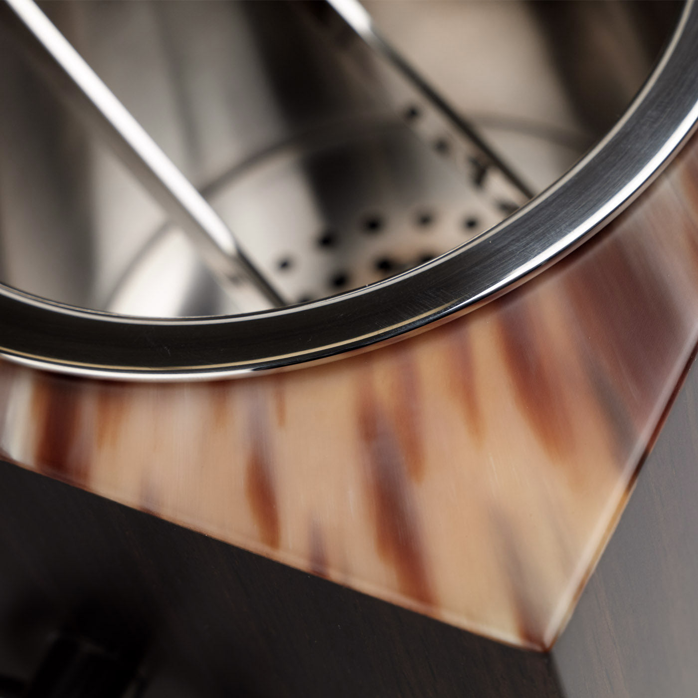 Artide Eisbehälter aus glänzendem Horn und mattem Amara Ebenholz mit Eiszange