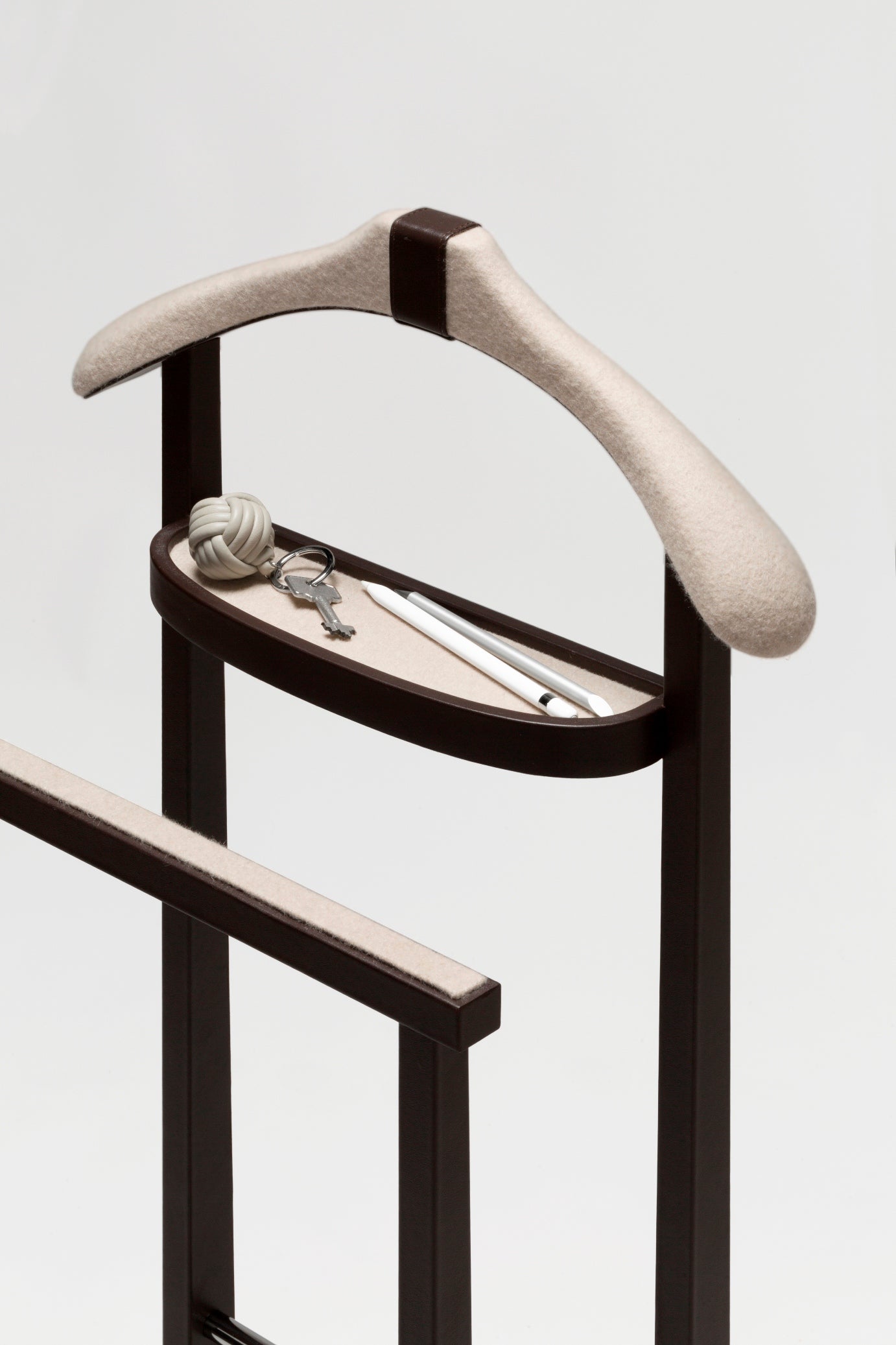 Giobagnara Edoardo Clothes Valet | Wood structure covered with leather, featuring inserts of finest quality sustainable cashmere by Fratelli Tallia Di Delfino | Includes a suit hanger for optimum shoulder support and a fixed valet tray | Furniture and Accessories | 2Jour Concierge, your luxury lifestyle shop