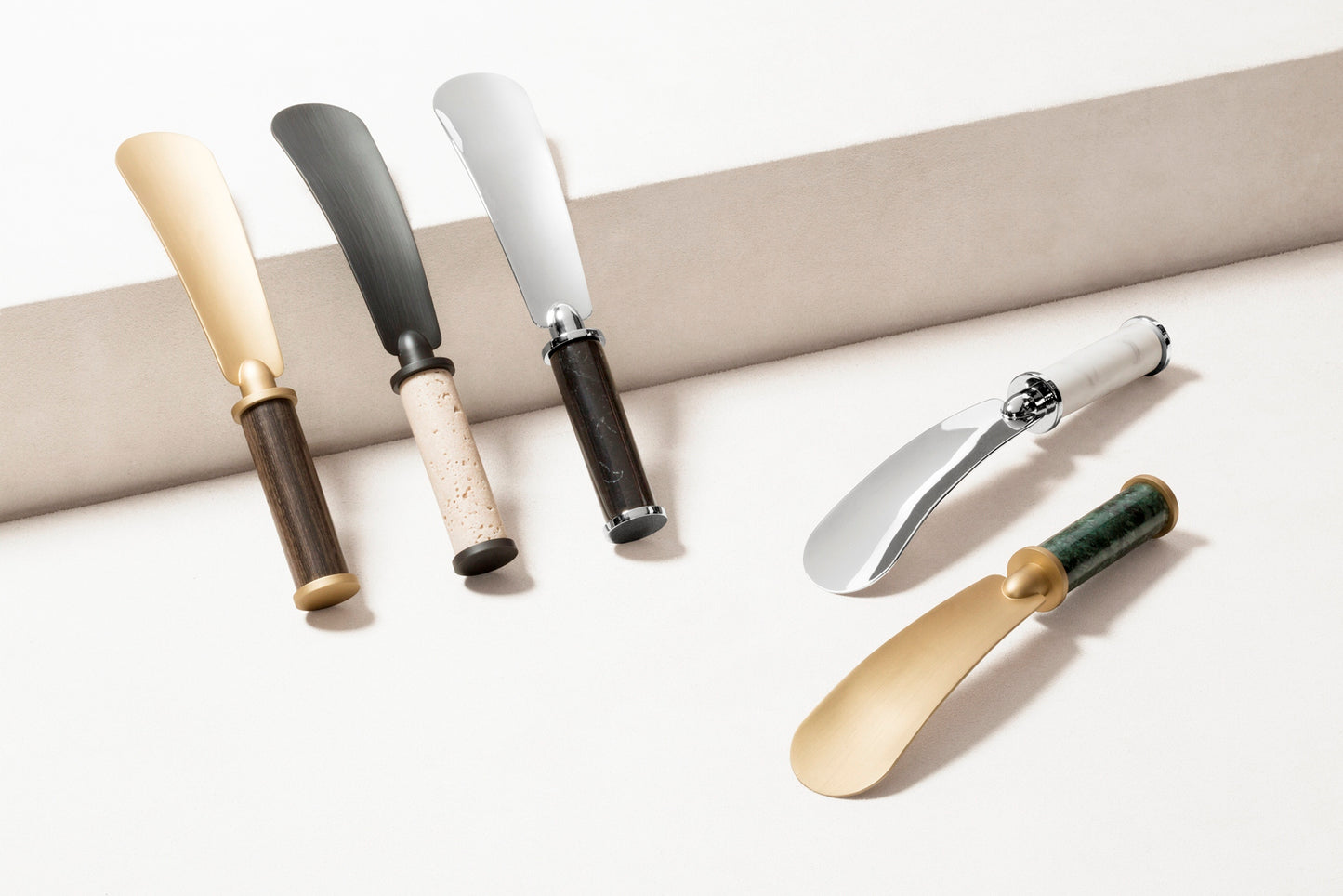 Giobagnara Icaro Marble shoehorn | Metal structure available in various finishes with an elegant marble grip | A sophisticated blend of natural stone and modern design | Perfect for adding style to daily routines | Home accessories | 2Jour Concierge, your luxury lifestyle shop