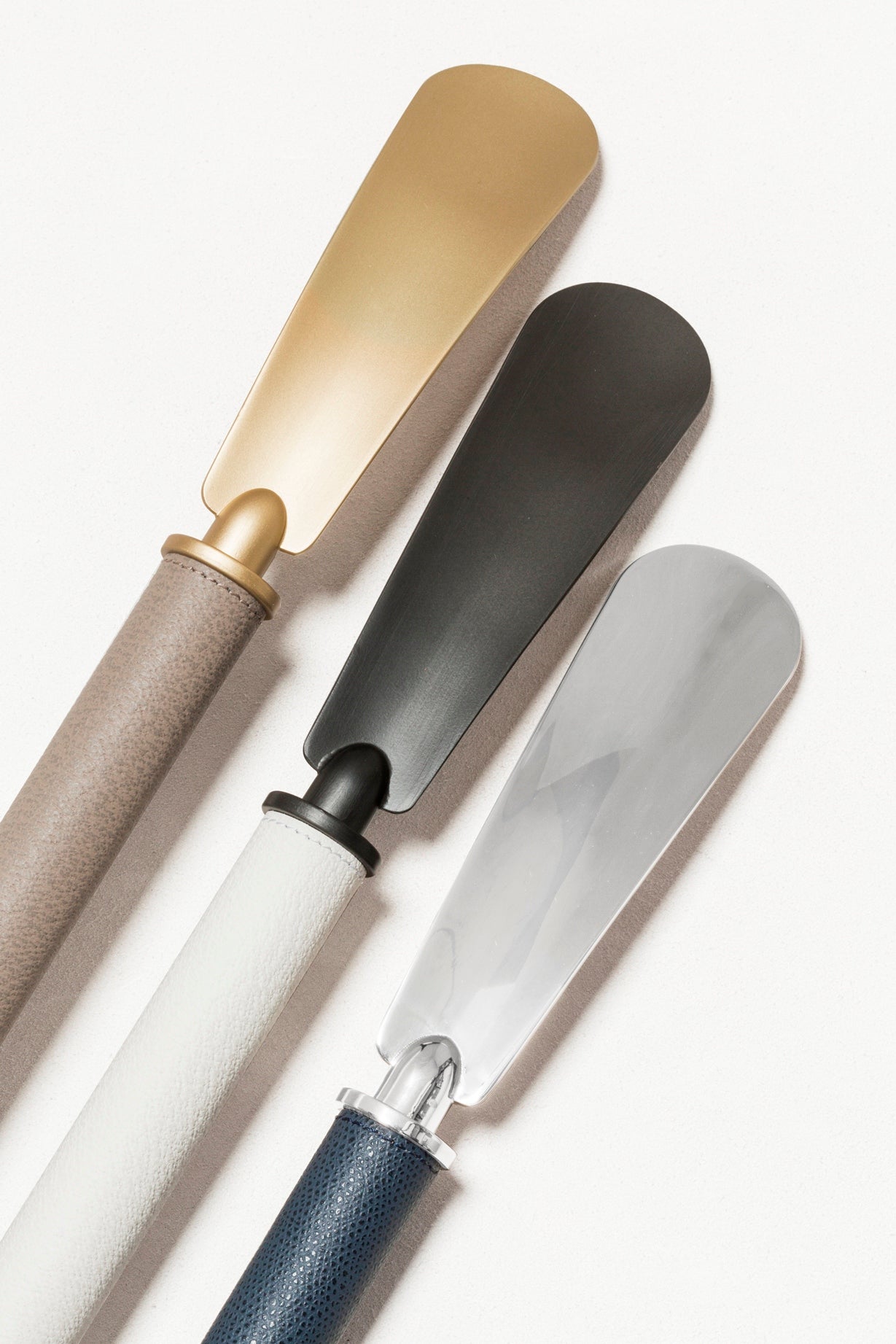 Giobagnara Icaro shoehorn | Metal structure available in various finishes with a fine leather grip | Available in regular and long versions for versatile use | A sleek and practical accessory with refined detailing | Home accessories | 2Jour Concierge, your luxury lifestyle shop