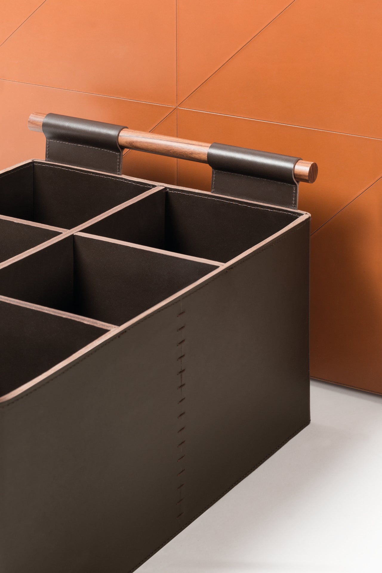Aufbewahrungskorb aus Beta-Leder mit massiven Palisandergriffen und sechs Trennwänden