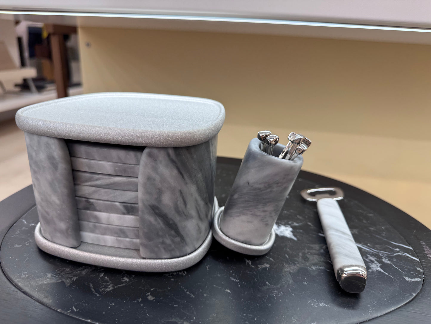 x Kelly Wearstler Maris Marble Coaster Holder with Aluminium Accents and 8 Marble Coasters