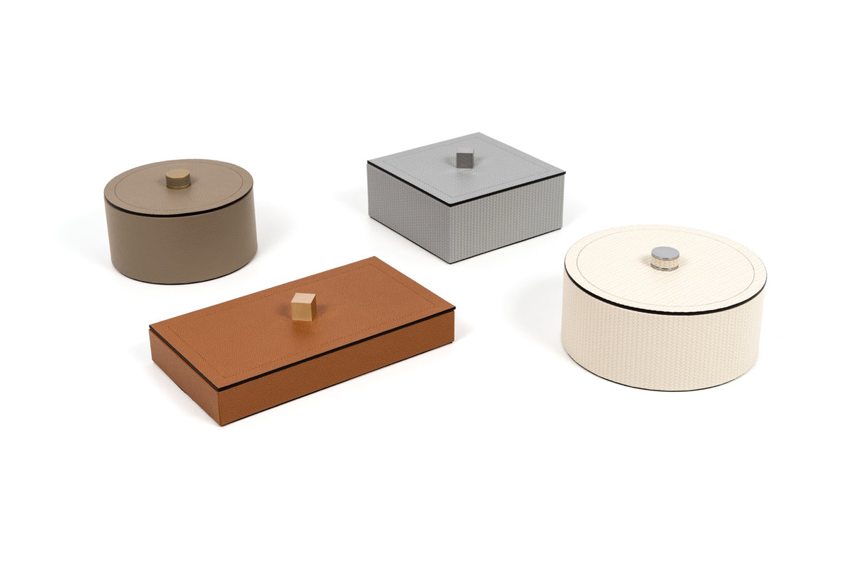 Pinetti | Kate Box: leather box with lid and metal handle, square and rectangular | Living Room | 2Jour
Concierge, your luxury lifestyle shop | leather box with lid, leather jewellery box, Pinetti Kate, Italian
home accessories