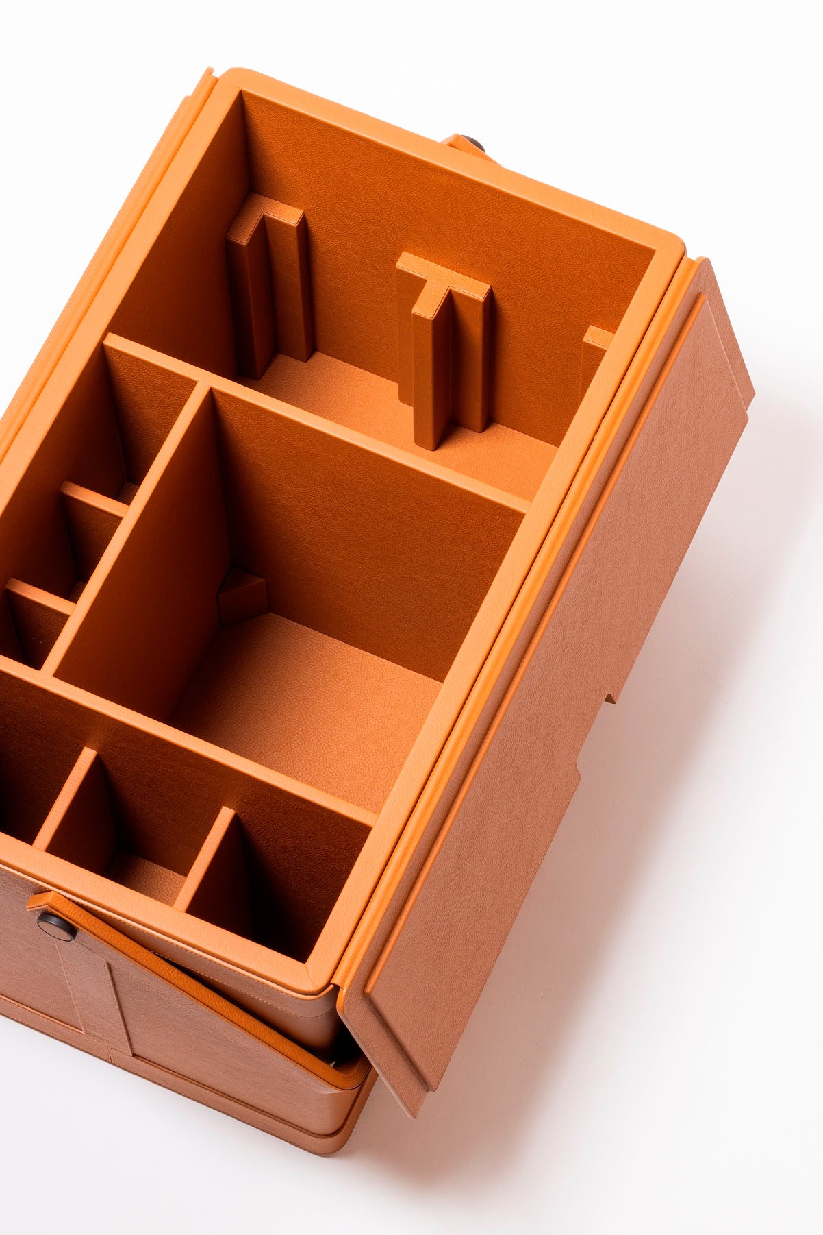 Giobagnara x Poltrona Frau picnic trunk | Leather-covered structure with tilting solid handle, designed for portability and elegance | Fully equipped with a complete picnic set including borosilicate glasses, thermoses, food containers, porcelain plates and cups, cutlery, and more | Walnut chopping board, fine cotton accessories, and leather-covered grinders included | Entirely made in Pelle Frau® | Home accessories & travel essentials | 2Jour Concierge, your luxury lifestyle shop