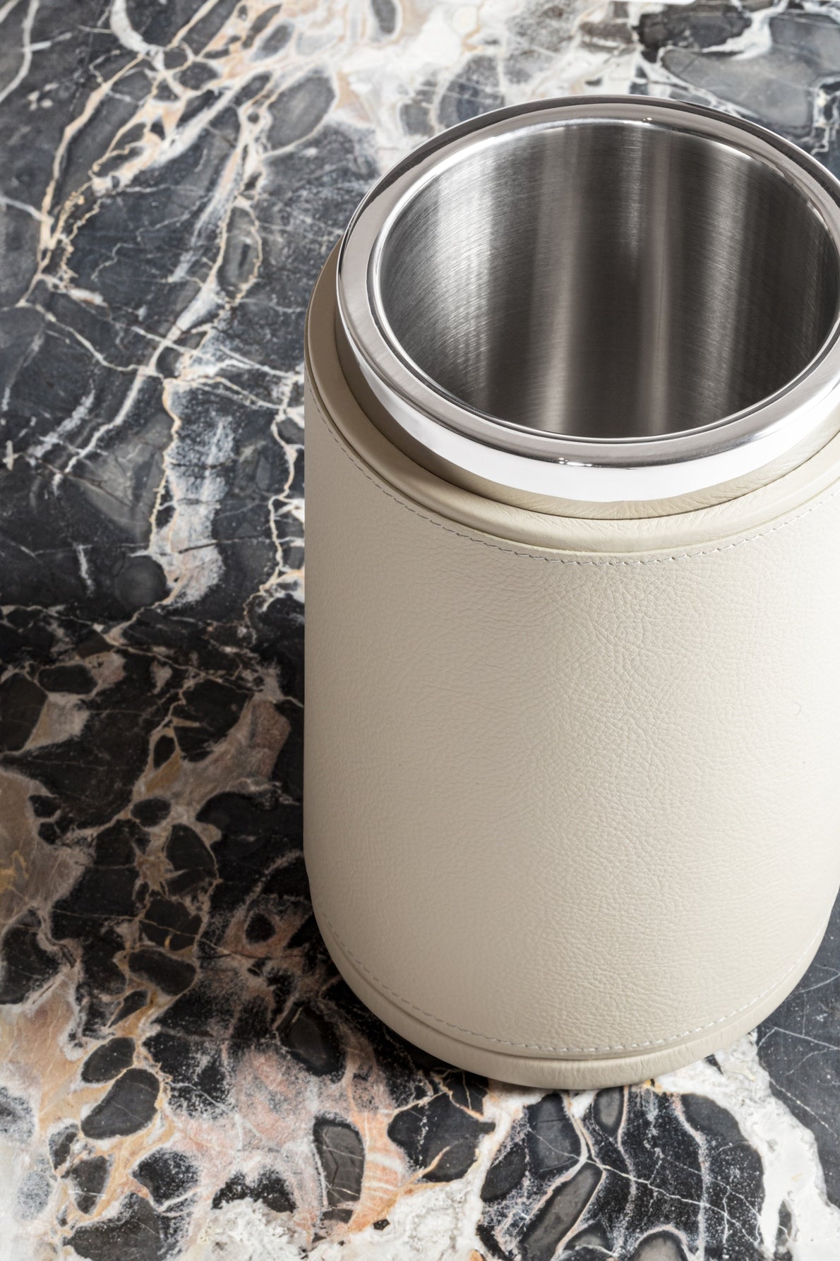 Giobagnara x Poltrona Frau Leather Bottle Cooler | Insulated Double-Chamber Polished Steel Inner Container | Keeps Beverages Perfectly Chilled for Hours | Ideal for Everyday Use and Special Occasions | Made in Pelle Frau® Leather | Discover Luxury Bar Accessories at 2Jour Concierge, #1 luxury high-end gift & lifestyle shop