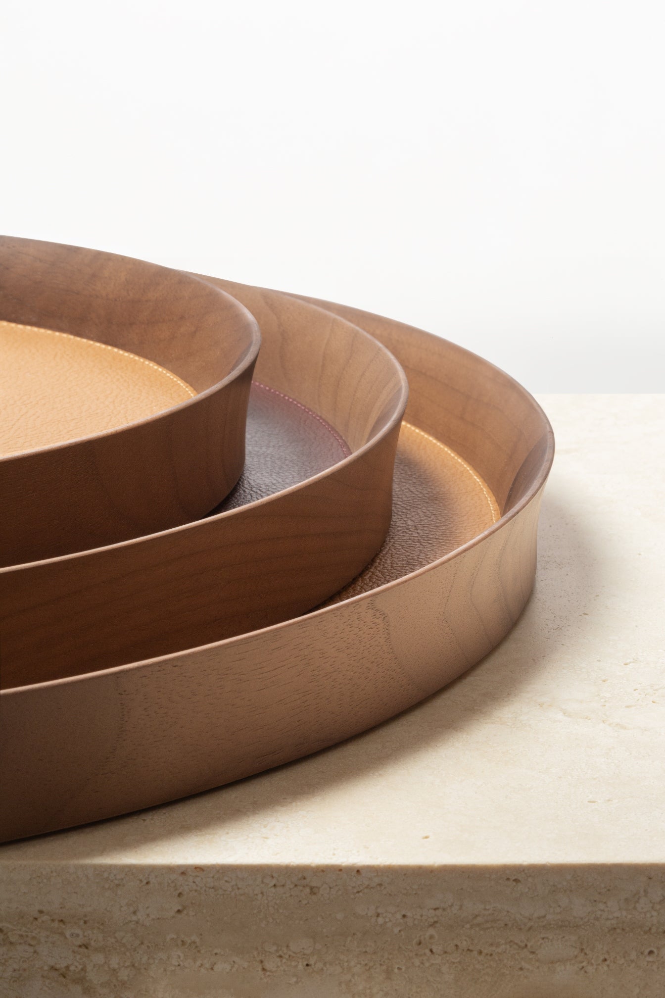 Giobagnara x Poltrona Frau Round Tray | Walnut Wood Trays with Fine Leather Inlay | Stylish and Elegant Design | Explore a Range of Stylish Trays and Home Decor at 2Jour Concierge, #1 luxury high-end gift & lifestyle shop