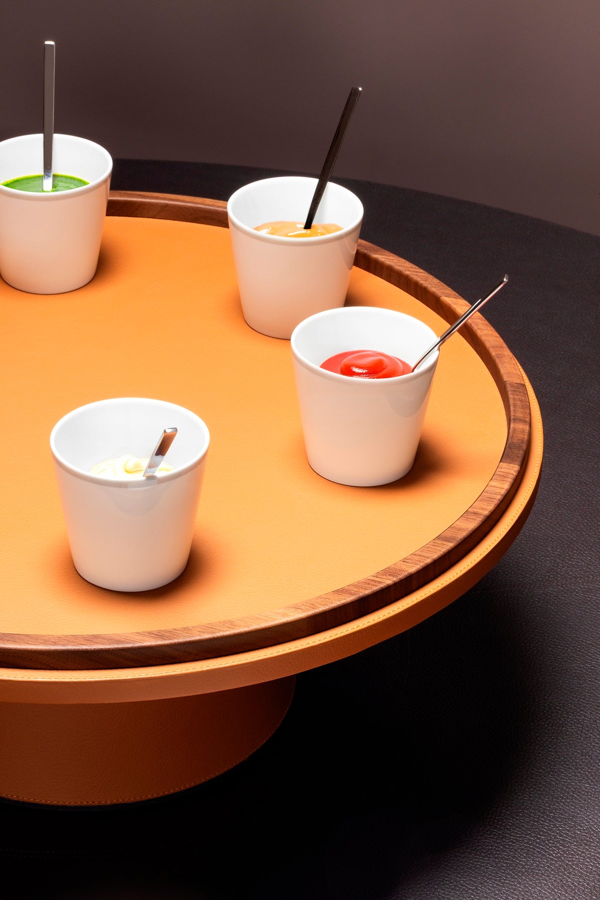 Giobagnara x Poltrona Frau rotating raised tray | Leather-covered rotating tray with rounded corners and walnut wood frame | Entirely made in Pelle Frau® | A refined and functional centerpiece for serving or display | Home accessories & trays | 2Jour Concierge, your luxury lifestyle shop