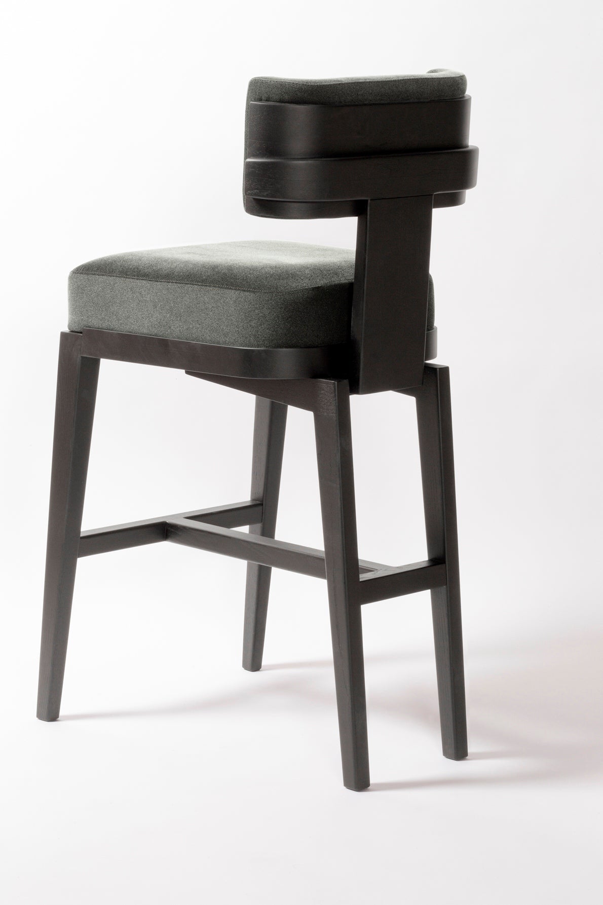 x Glenn Sestig Lluis Barhocker: Gestell aus Walnussholz mit Lederkissen