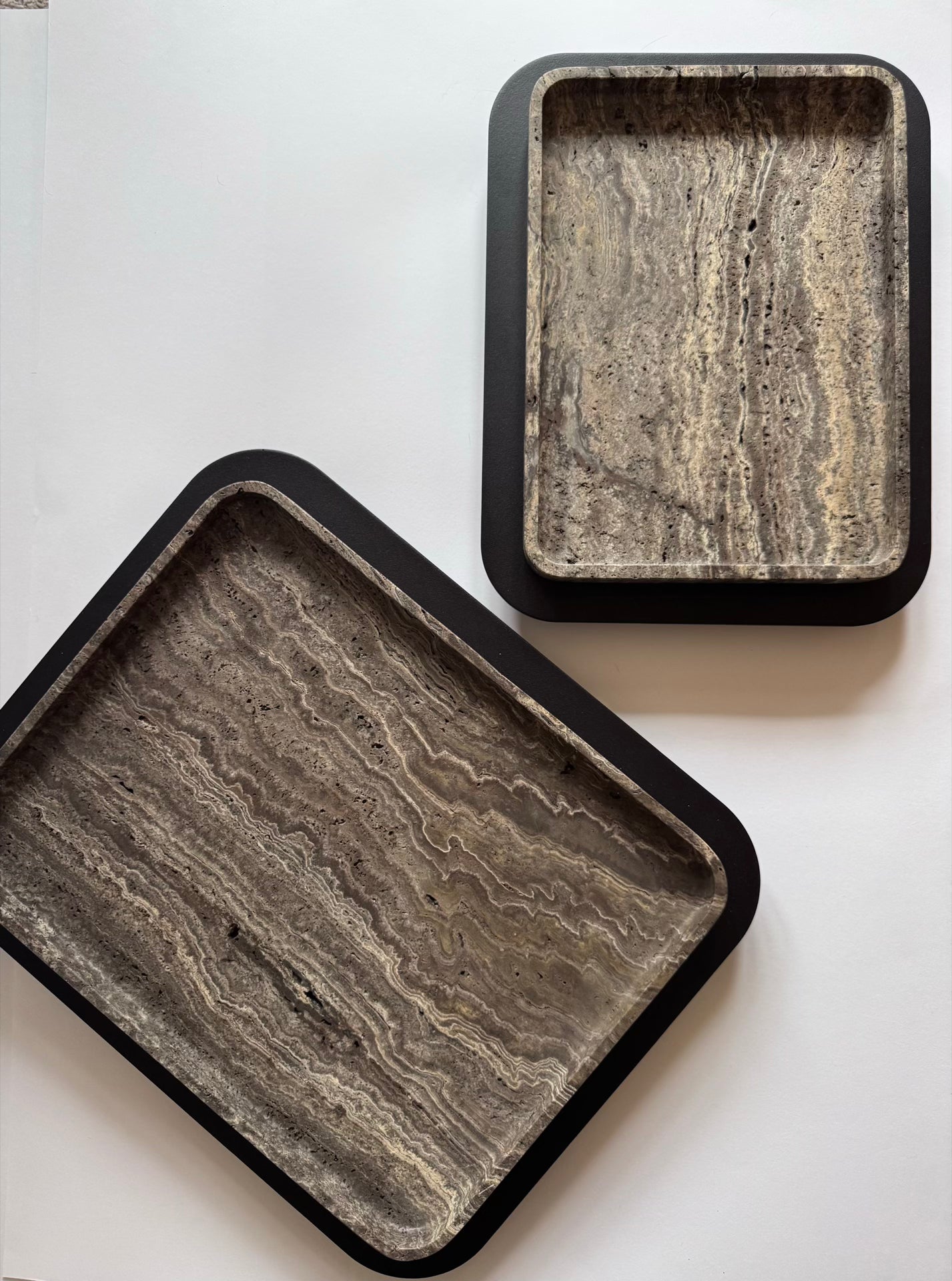 x Glenn Sestig Lloyd Tablett: Travertinmarmor mit brüniertem Bronzerahmen, rechteckig