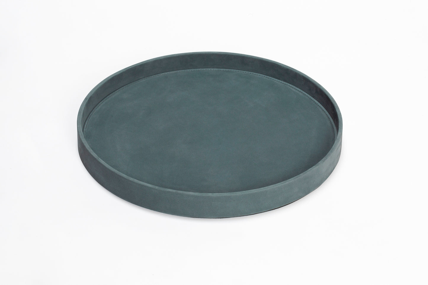 Riviere Dama Round Valet Tray | Leather-Covered Wood Structure | Soft Upholstered Surface | Dama Collection | Designed by Nicola Gallizia | Formal Rigor with Precise Details | Craftsmanship of Unparalleled Excellence
