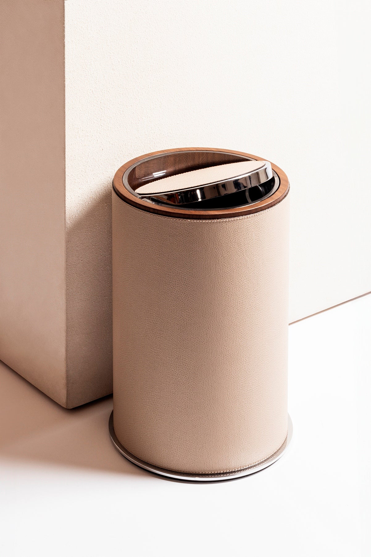 Giobagnara Positano Round Bin With Tilting Lid | Partially leather-covered walnut wood structure with a metal base frame available in three finishes | Features a non-slip waterproof rubber base, removable metal tilting lid with leather insert, and plexiglass inner structure for easy cleaning | Home Decor and Storage | 2Jour Concierge, your luxury lifestyle shop