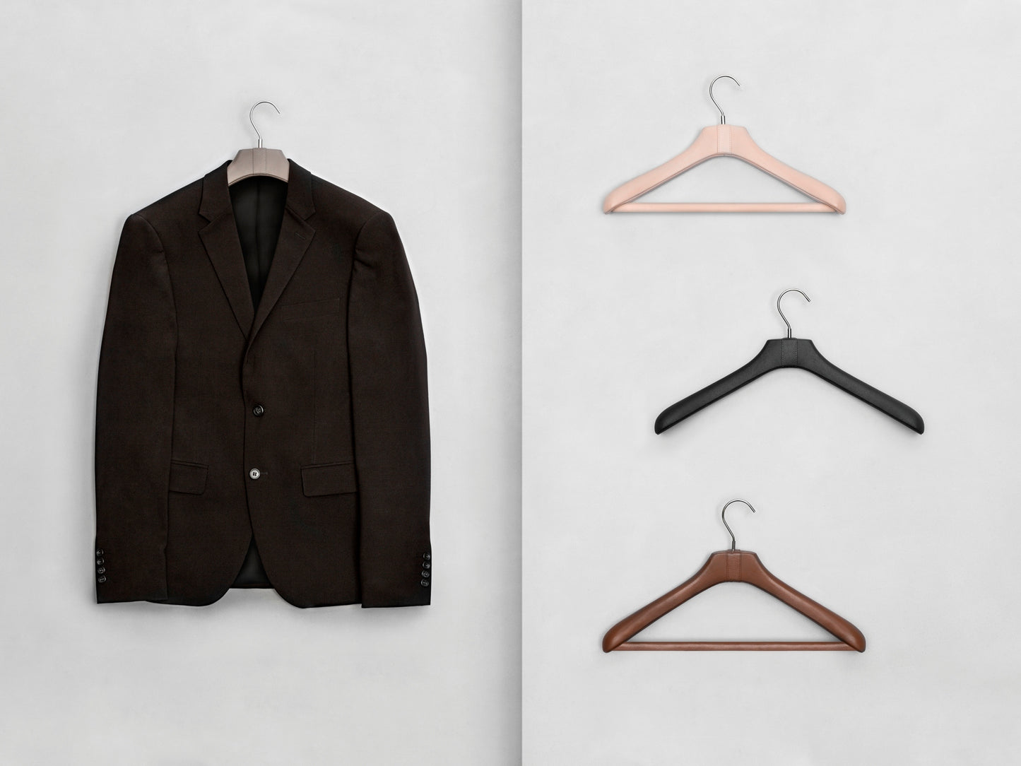 Klassischer, lederbezogener Kleiderbügel aus Holz