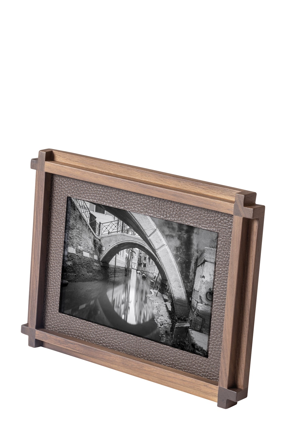 Giobagnara Structura Leather & Wood Picture Frame | Minimal design with distinctive "L" shaped corners | Combines wood and the finest Italian leather for perfect aesthetic balance | Magnetic back support allows for horizontal or vertical display | Elegant and versatile accessory | Home Decor and Accessories | 2Jour Concierge, your luxury lifestyle shop