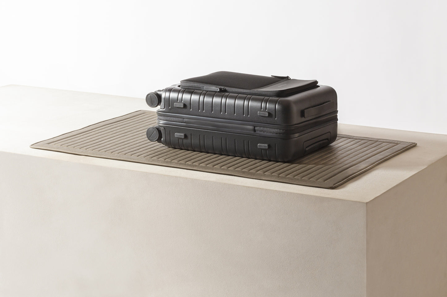 Giobagnara Journey Quilt Leather Luggage Mat | Luxurious Quilt Leather Design | Available in Straight Lines or Diamonds Pattern | Available in Golf and Nappa Leather Finishes | Explore a Range of Luxury Travel Accessories at 2Jour Concierge, #1 luxury high-end gift & lifestyle shop