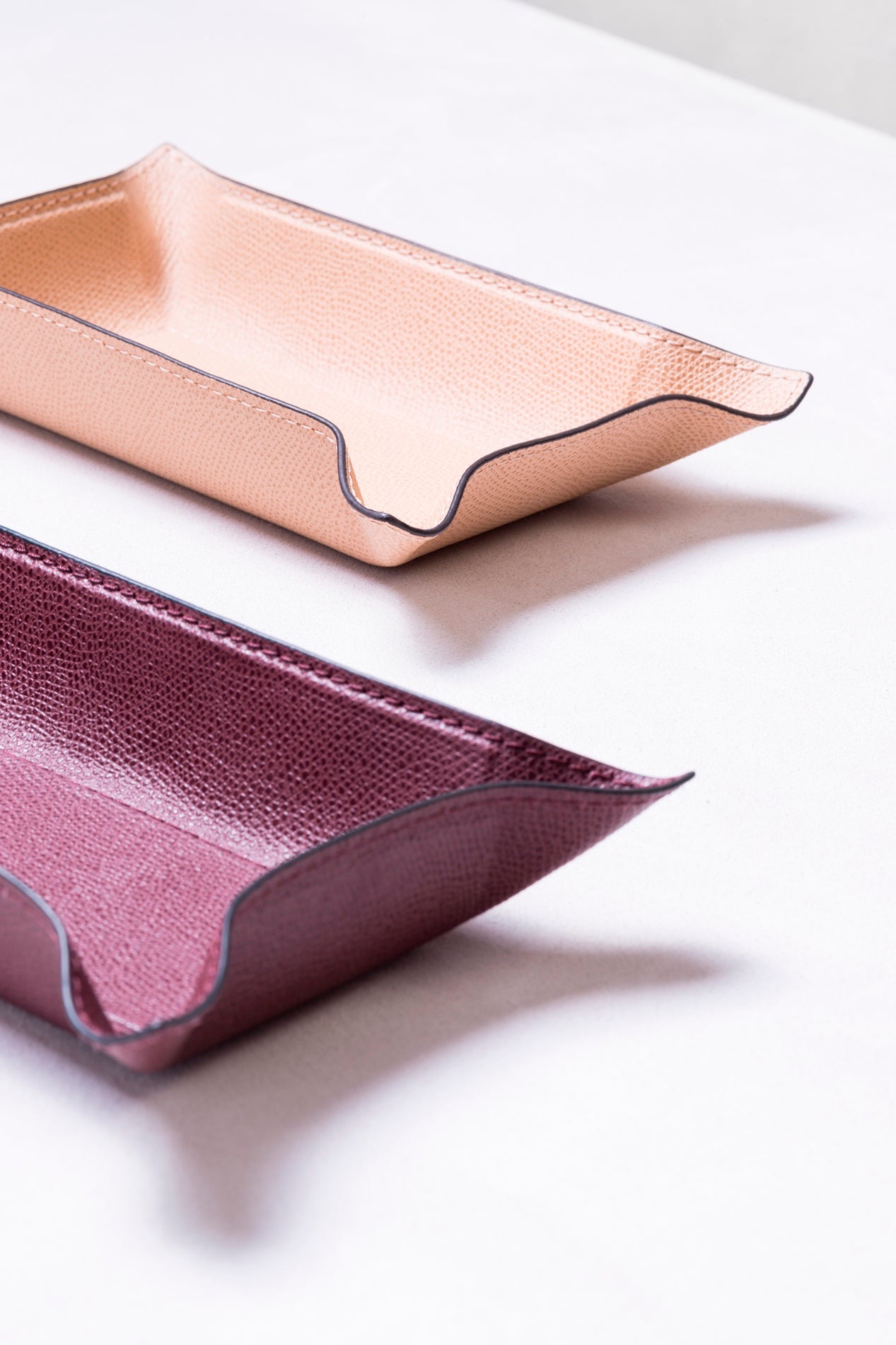 Giobagnara Jack Valet Tray | Leather-Covered Metal Structure | Rigid Center Part with Bendable Sides | Discover Luxury Home Accessories at 2Jour Concierge, #1 luxury high-end gift & lifestyle shop
