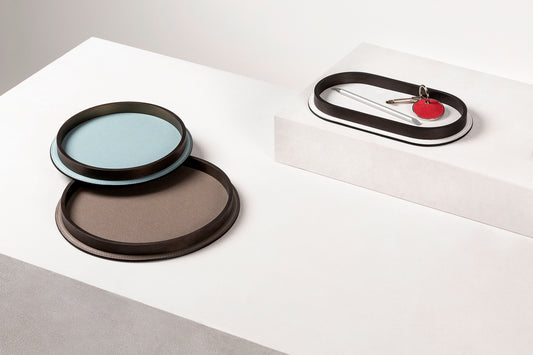 Vide-poches Regis recouvert de cuir, long et arrondi, avec base en métal