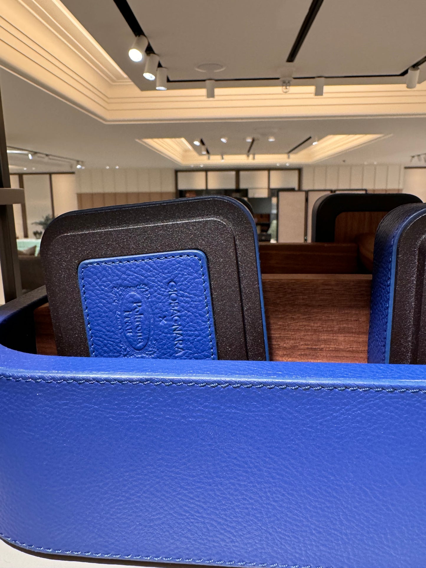 x Poltrona Frau 2 x Poids : Bronze avec inserts en cuir et poignées en bois de noyer