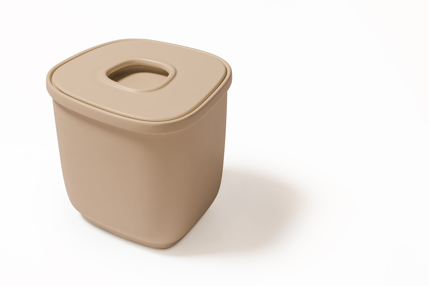Giobagnara x Kelly Wearstler Maris Cast Aluminium Lidded Ice Bucket | Featuring an insulated double-chamber aluminum structure, this sleek ice bucket combines functionality with modern design, making it the perfect companion for your bar setup | Barware Accessories | 2Jour Concierge, your luxury lifestyle shop
