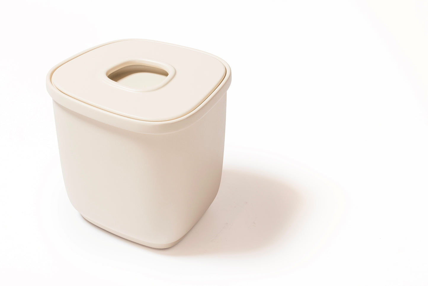 Giobagnara x Kelly Wearstler Maris Cast Aluminium Lidded Ice Bucket | Featuring an insulated double-chamber aluminum structure, this sleek ice bucket combines functionality with modern design, making it the perfect companion for your bar setup | Barware Accessories | 2Jour Concierge, your luxury lifestyle shop
