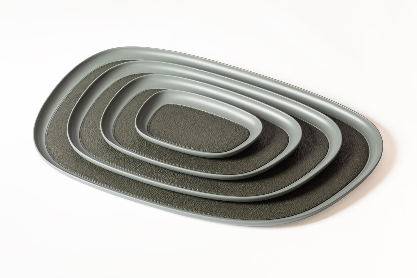 Giobagnara x Kelly Wearstler Maris Cast Aluminium Stacking Tray Rectangular
Sandblasted aluminium trays with removable leather inlay and a non-slip waterproof rubber base. | Sleek and durable | Home Accessories | 2Jour Concierge, your luxury lifestyle shop