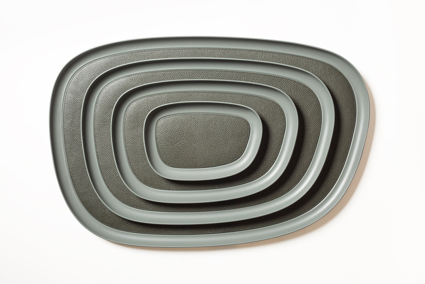 Giobagnara x Kelly Wearstler Maris Cast Aluminium Stacking Tray Rectangular
Sandblasted aluminium trays with removable leather inlay and a non-slip waterproof rubber base. | Sleek and durable | Home Accessories | 2Jour Concierge, your luxury lifestyle shop