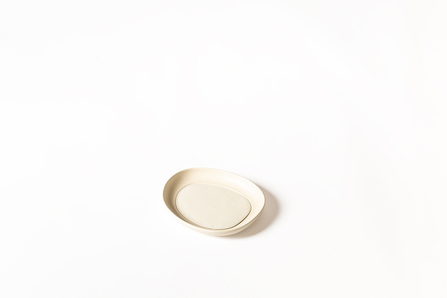 Giobagnara x Kelly Wearstler Maris Cast Aluminium Stacking Tray Round
Round sandblasted aluminium trays featuring a removable leather inlay and non-slip waterproof rubber base. | Modern and practical | Home Accessories | 2Jour Concierge, your luxury lifestyle shop