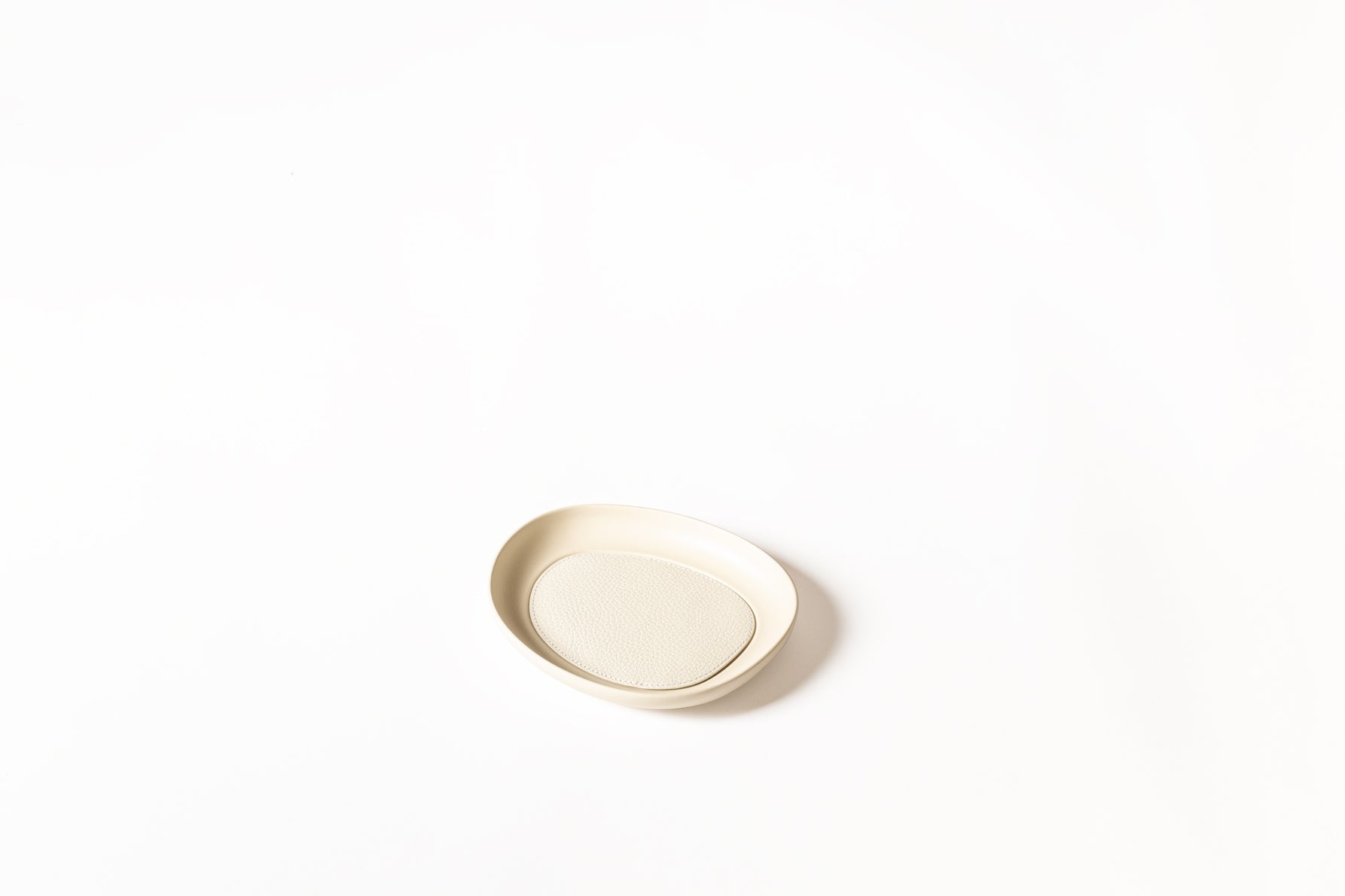 Giobagnara x Kelly Wearstler Maris Cast Aluminium Stacking Tray Round
Round sandblasted aluminium trays featuring a removable leather inlay and non-slip waterproof rubber base. | Modern and practical | Home Accessories | 2Jour Concierge, your luxury lifestyle shop