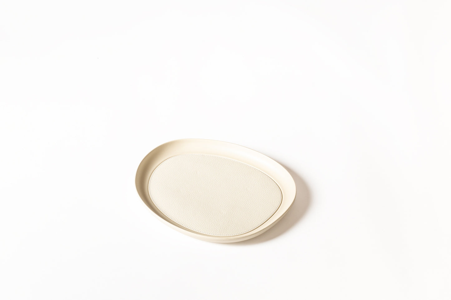 Giobagnara x Kelly Wearstler Maris Cast Aluminium Stacking Tray Round
Round sandblasted aluminium trays featuring a removable leather inlay and non-slip waterproof rubber base. | Modern and practical | Home Accessories | 2Jour Concierge, your luxury lifestyle shop