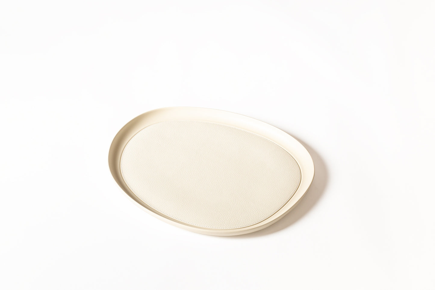 Giobagnara x Kelly Wearstler Maris Cast Aluminium Stacking Tray Round
Round sandblasted aluminium trays featuring a removable leather inlay and non-slip waterproof rubber base. | Modern and practical | Home Accessories | 2Jour Concierge, your luxury lifestyle shop