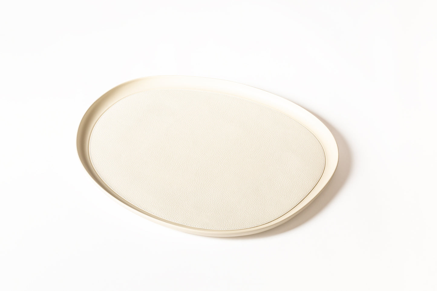 Giobagnara x Kelly Wearstler Maris Cast Aluminium Stacking Tray Round
Round sandblasted aluminium trays featuring a removable leather inlay and non-slip waterproof rubber base. | Modern and practical | Home Accessories | 2Jour Concierge, your luxury lifestyle shop