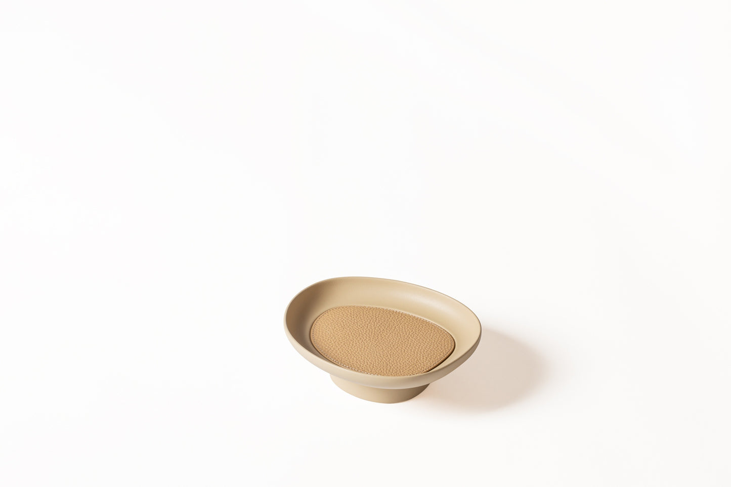 Giobagnara x Kelly Wearstler Maris Cast Aluminium Raised Tray Round
Elevated sandblasted aluminium trays with removable leather inlay and non-slip waterproof rubber base. | Contemporary elegance | Home Accessories | 2Jour Concierge, your luxury lifestyle shop