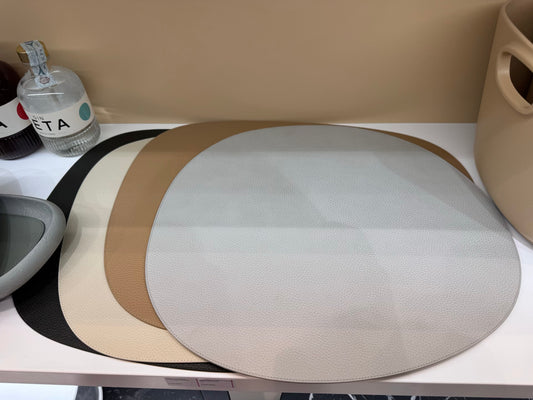 Giobagnara x Kelly Wearstler Maris Placemat Round | Crafted in premium all-leather, the Maris Round Placemat provides a touch of sophistication and functionality to any table setting | Elegant and durable | Dining Accessories | 2Jour Concierge, your luxury lifestyle shop